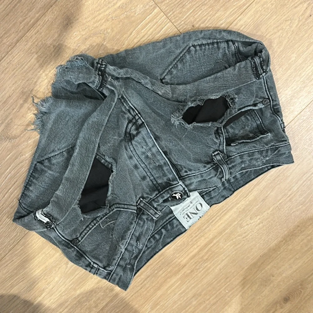 One Teaspoon Black Jean Shorts Distressed Low-Rise, size 26 - Picture 2 of 6